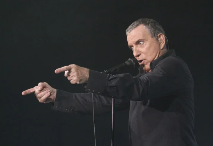 Bernard Lavilliers en concert à Auxerre en 2008 — Photo Benoît Derrier — CC BY-SA 2.0 — Image recadrée.