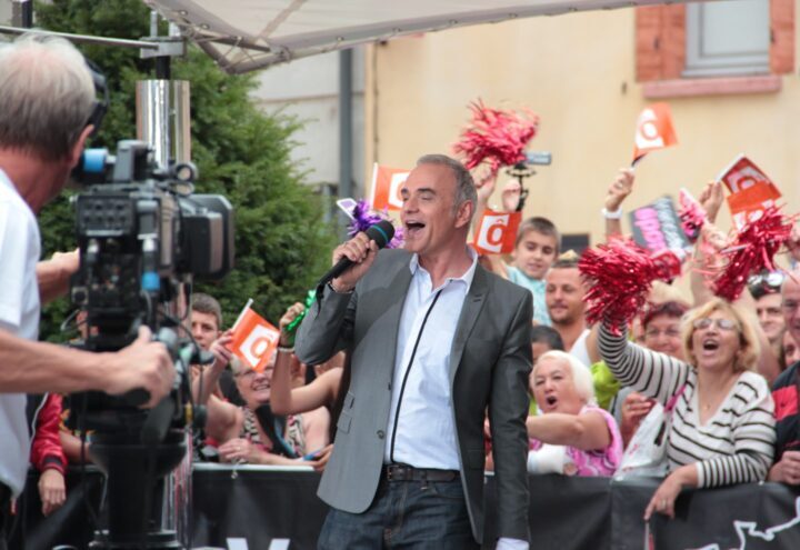 Jean-Pierre Mader interprétant Macumba pendant l’émission Village départ en 2012