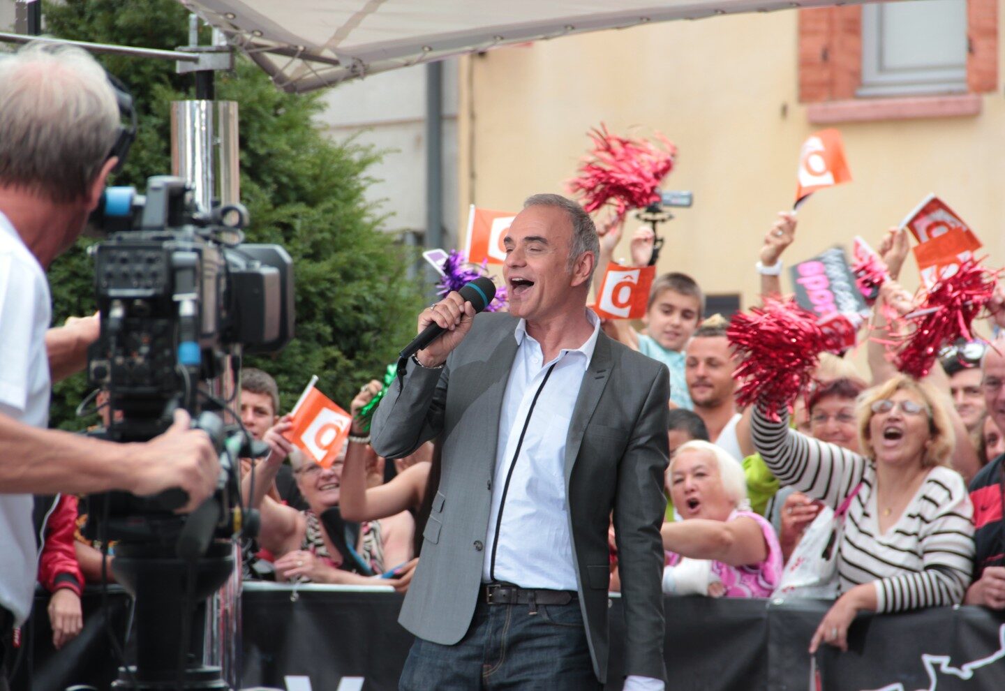Jean-Pierre Mader interprétant Macumba pendant l’émission Village départ en 2012