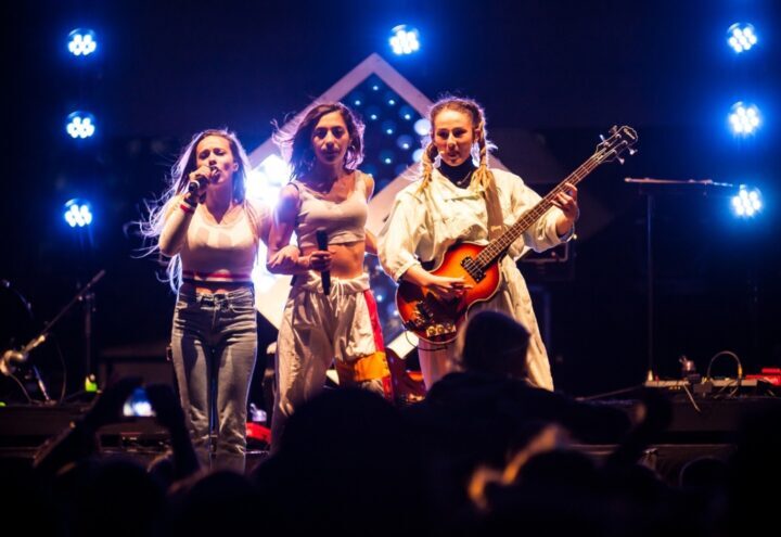 Lucie, Elisa et Juliette du groupe L.E.J en concert à l’Outdoormix Festival en 2019